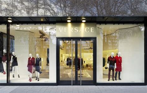 Versace eröffnet auf Düsseldorfs Königsallee